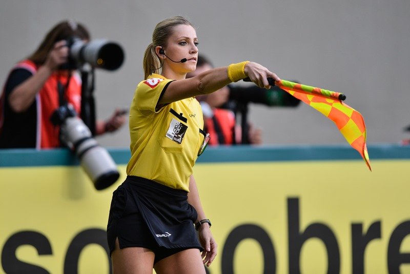 ブラジルでまたまた美人すぎる審判が話題に サッカーキング