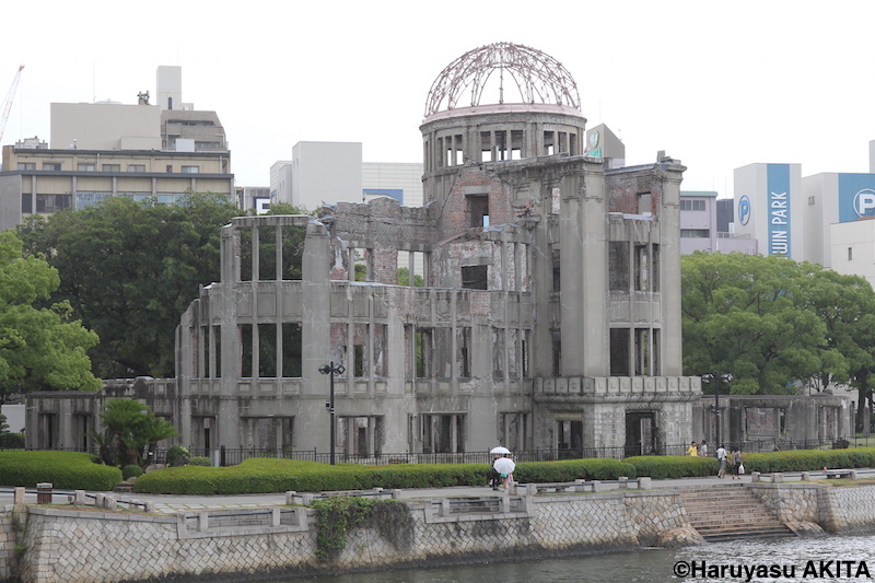 旧市民球場跡地から相生通りを挟んだところにある原爆ドーム [写真]=秋田陽康