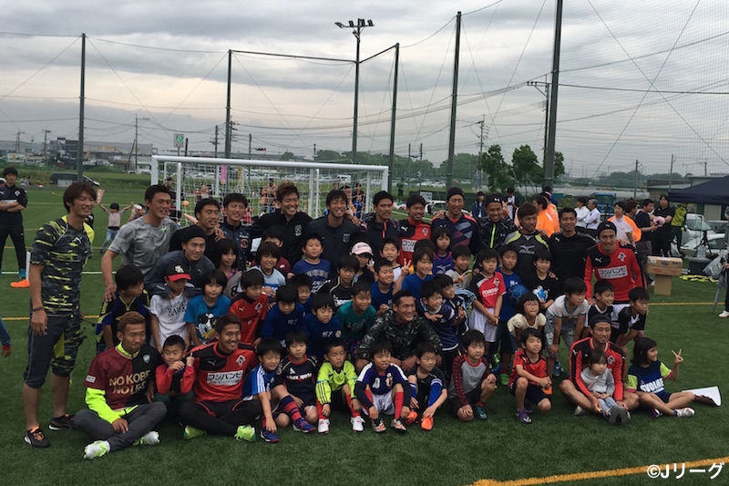 西川、槙野、李らがサッカー教室にサプライズ登場。200人を超える子どもたちとサッカーを行った