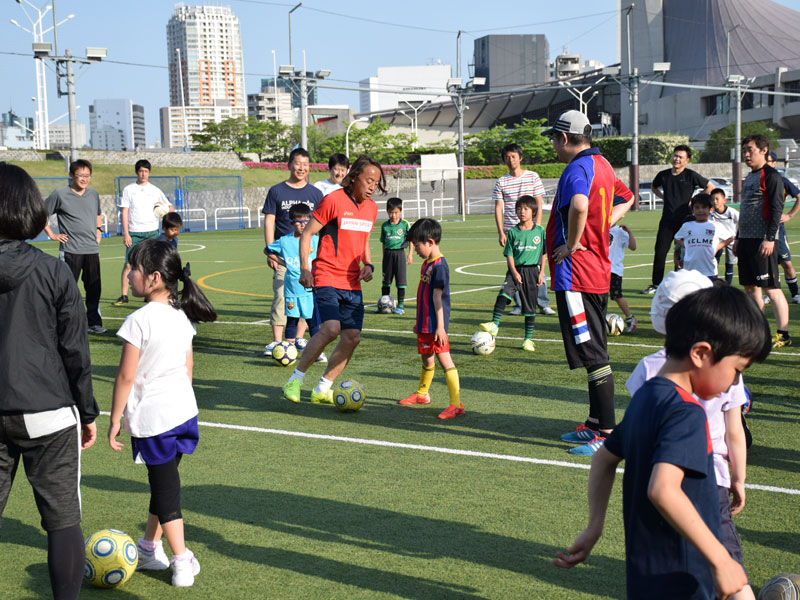 元日本代表の北澤豪氏、親子フットサルクリニックに参加「うまくなるためにはチャレンジ」 | サッカーキング