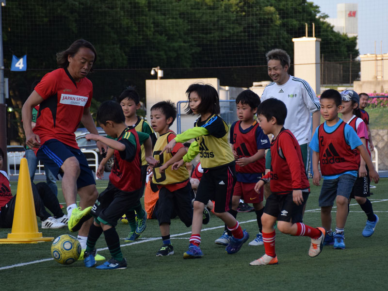 元日本代表の北澤豪氏、親子フットサルクリニックに参加「うまくなるためにはチャレンジ」 | サッカーキング