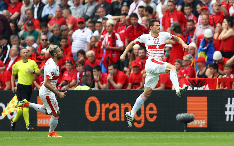 スイスがユーロ初の兄弟対決制す 主将退場のアルバニアに完封勝利 サッカーキング