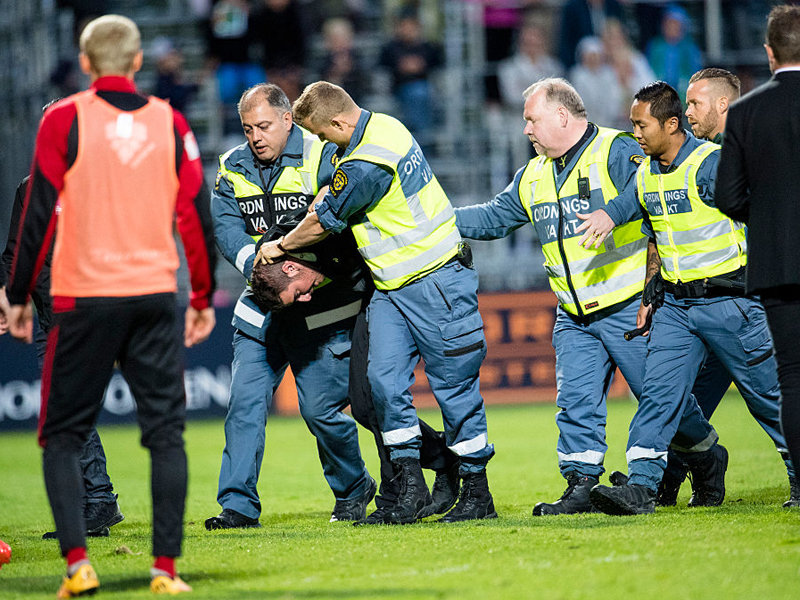 犯人の男はすぐに警備員によって取り押さえられた　[写真]＝Ombrello via Getty Images