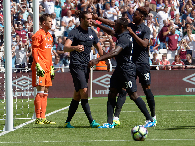 キャロル（中央）が2ゴールを挙げた　[写真]＝West Ham United via Getty Images