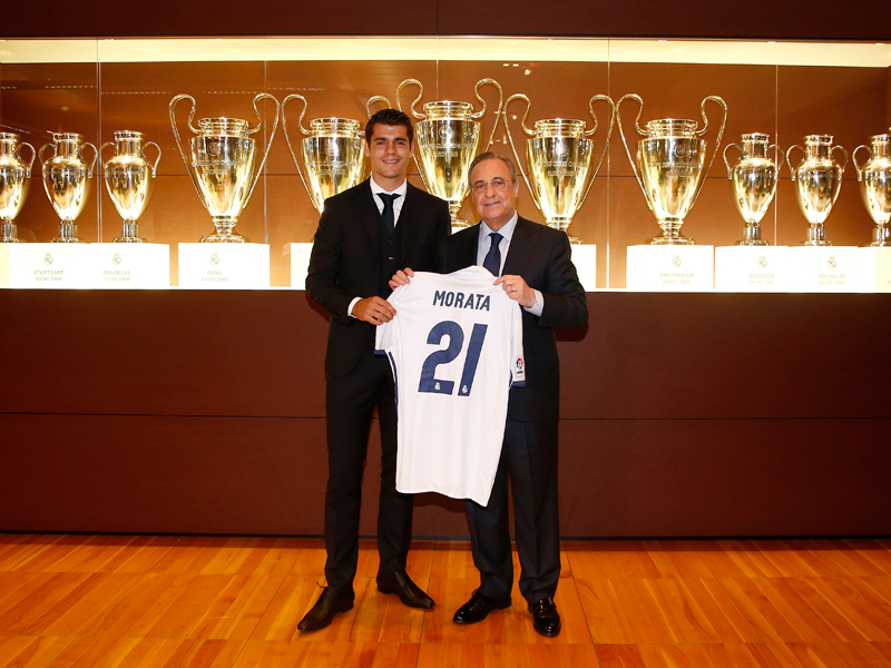 ペレス会長（右）と記念撮影をするモラタ（左）　[写真]＝Real Madrid via Getty Images