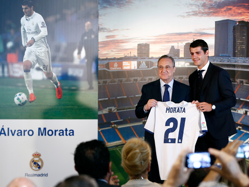 背番号「21」のユニフォームを披露した　[写真]＝Real Madrid via Getty Images