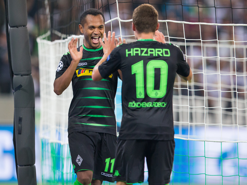 ハットトリックを達成したラファエウ（左）がアザールと喜ぶ　[写真]＝Borussia Moenchengladbach via Getty Images