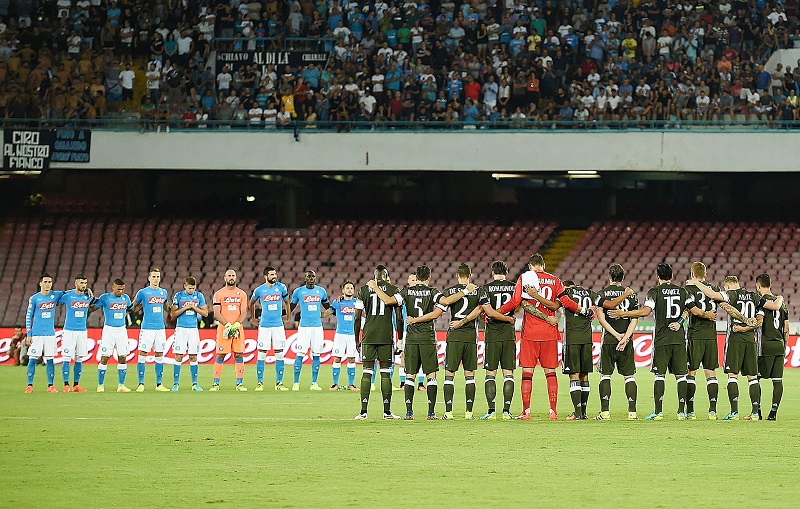 試合前に黙祷を捧げるナポリ（奥）とミラン（手前）の選手 [写真]=Getty Images