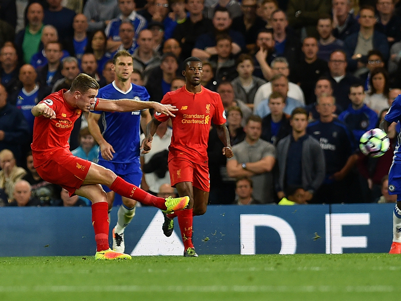 ヘンダーソン（左）が強烈なミドルシュートを決めた　[写真]＝Liverpool FC via Getty Images