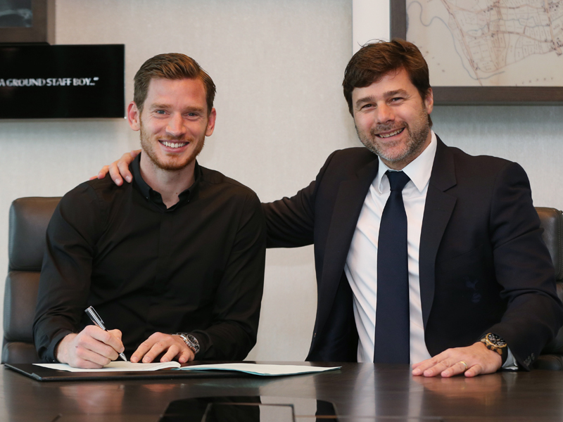 新契約にサインをするヴェルトンゲン（左）とポチェッティーノ監督（右）　[写真]＝Tottenham Hotspur FC via Getty Images