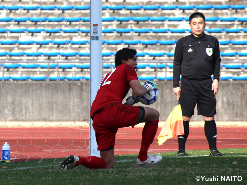 GK福井光輝がPKをキャッチ。日本体育大の勝利が決まった　[写真]＝内藤悠史