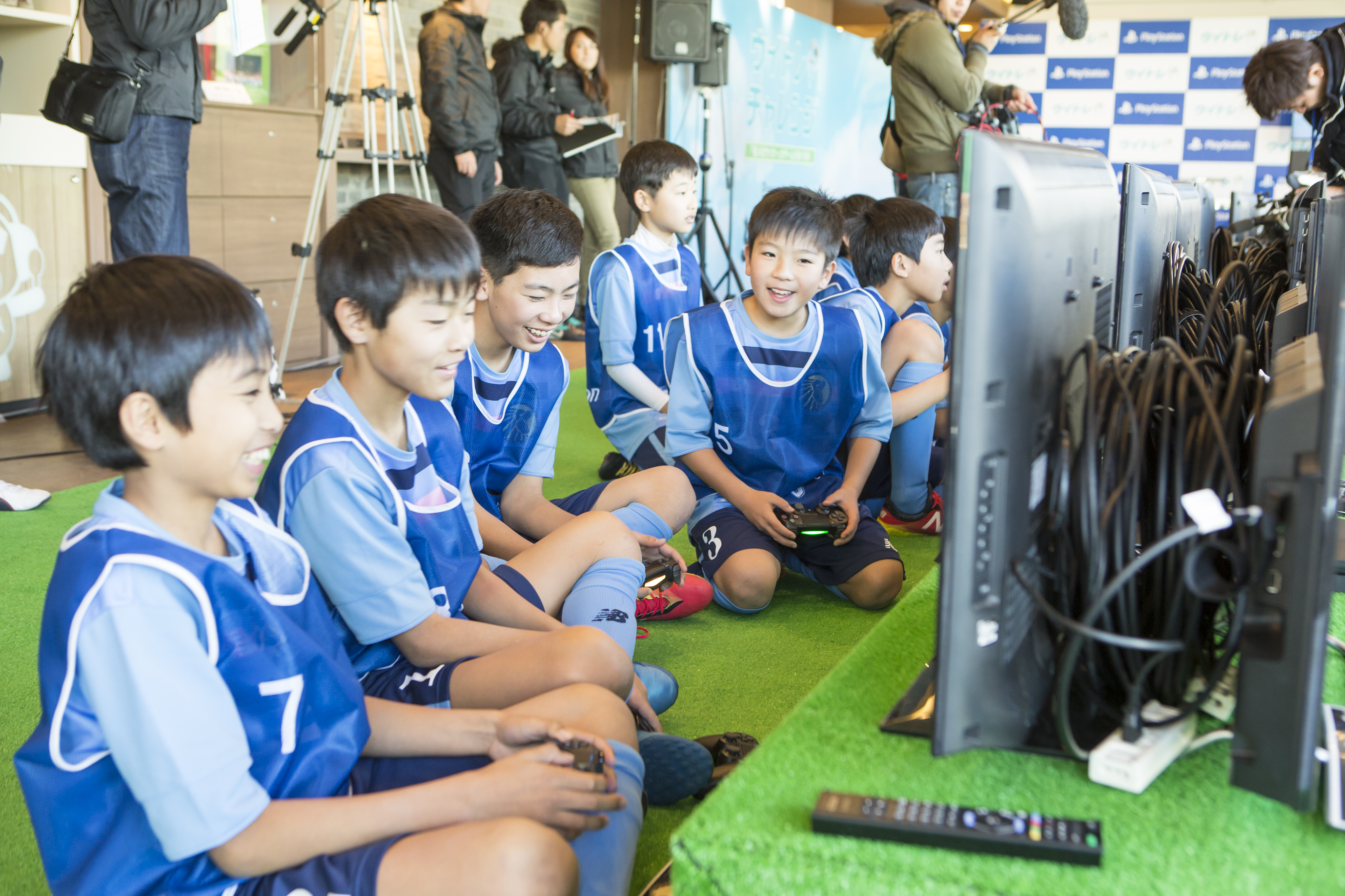 ウイトレ の効果に柏木陽介も太鼓判 子供たちの笑顔あふれる ウイトレ チャレンジ で 考えるサッカー を身につける サッカーキング