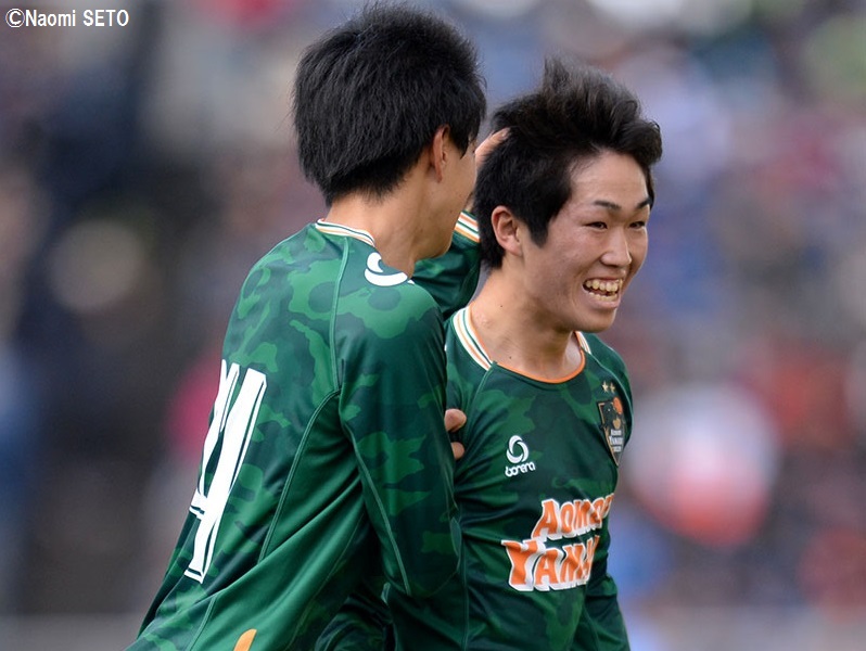 追加点を決めた青森山田の嵯峨（右） [写真]=瀬藤尚美