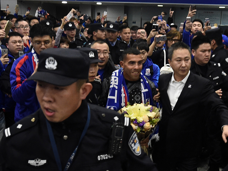 テベスが中国に到着 空港でファンが歓迎 世界最高年俸 で上海申花移籍 サッカーキング