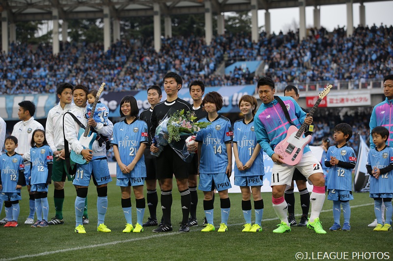 川崎のホーム開幕戦に Shishamo が登場 両チームのキャプテンにギターを贈呈 サッカーキング