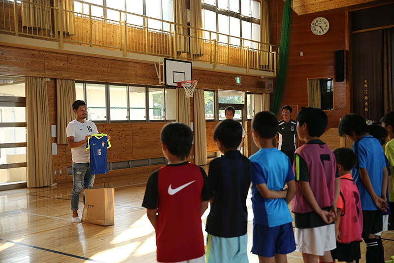 山口蛍 父が率い自身もプレーした地元クラブを訪問 決戦を前に夢を抱いた 原点 で感じたw杯に懸ける思い サッカーキング