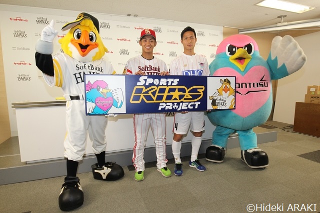 ライターコラムfrom鳥栖 今年も鷹の祭典コラボユニフォームプレゼントが決定 シンプルながら 凝ったデザインのストライプがアクセント サッカーキング