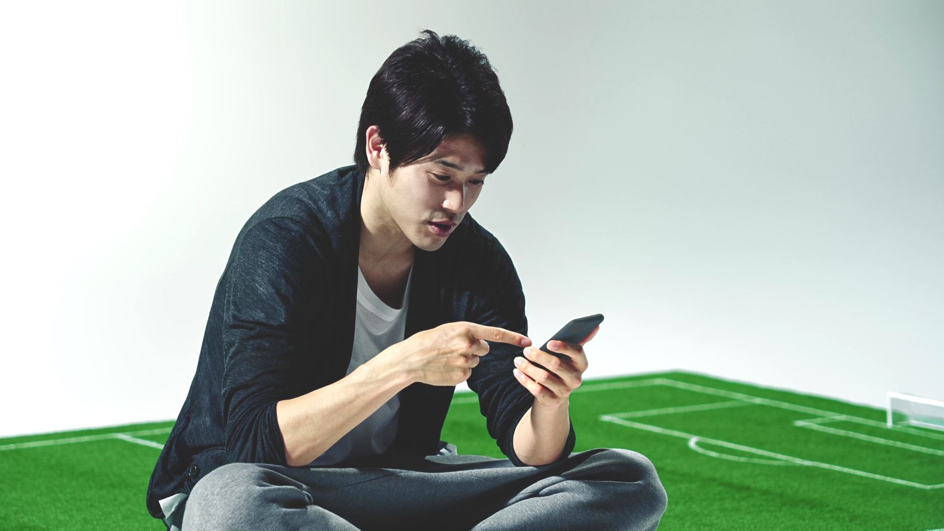 内田が ストライカーも楽しいじゃん と衝撃の一言 ゲームの新cmで素の姿を披露 サッカーキング