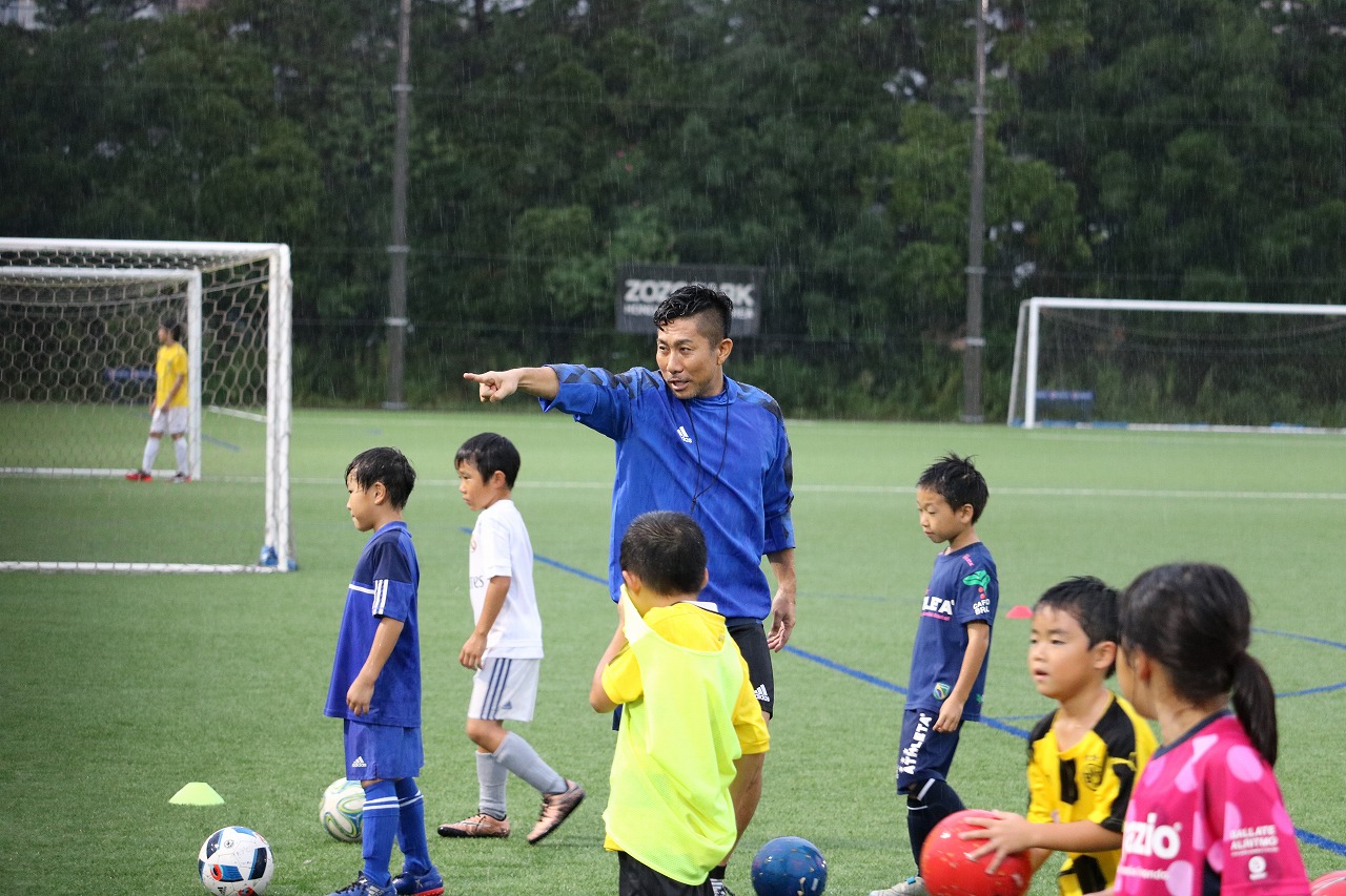 前園真聖氏が小学生向けのサッカー教室を開催 雨が降る中 約50名の小学生が参加 サッカーキング