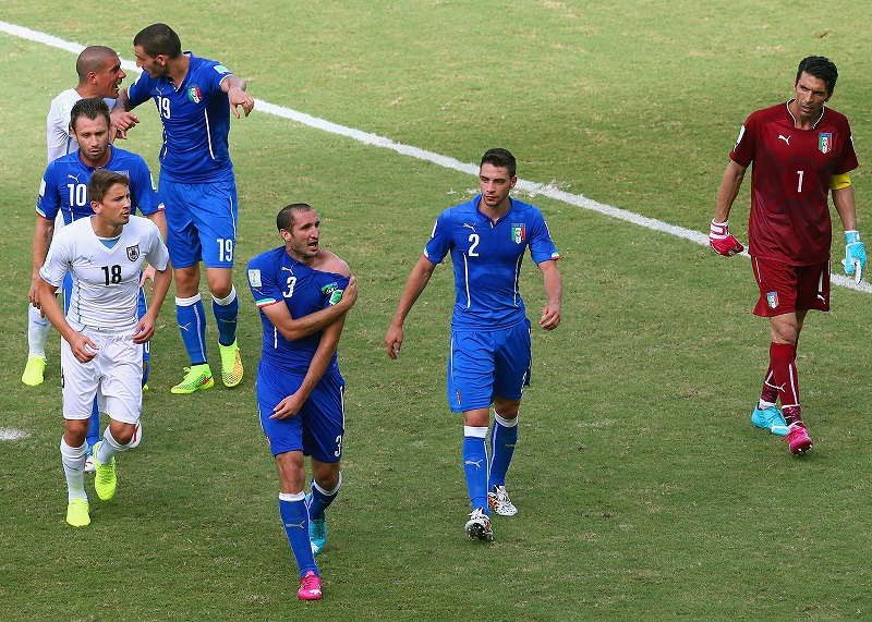 頭突き 踏みつけ 神の手 W杯で起きた忘れられない10の事件簿 サッカーキング