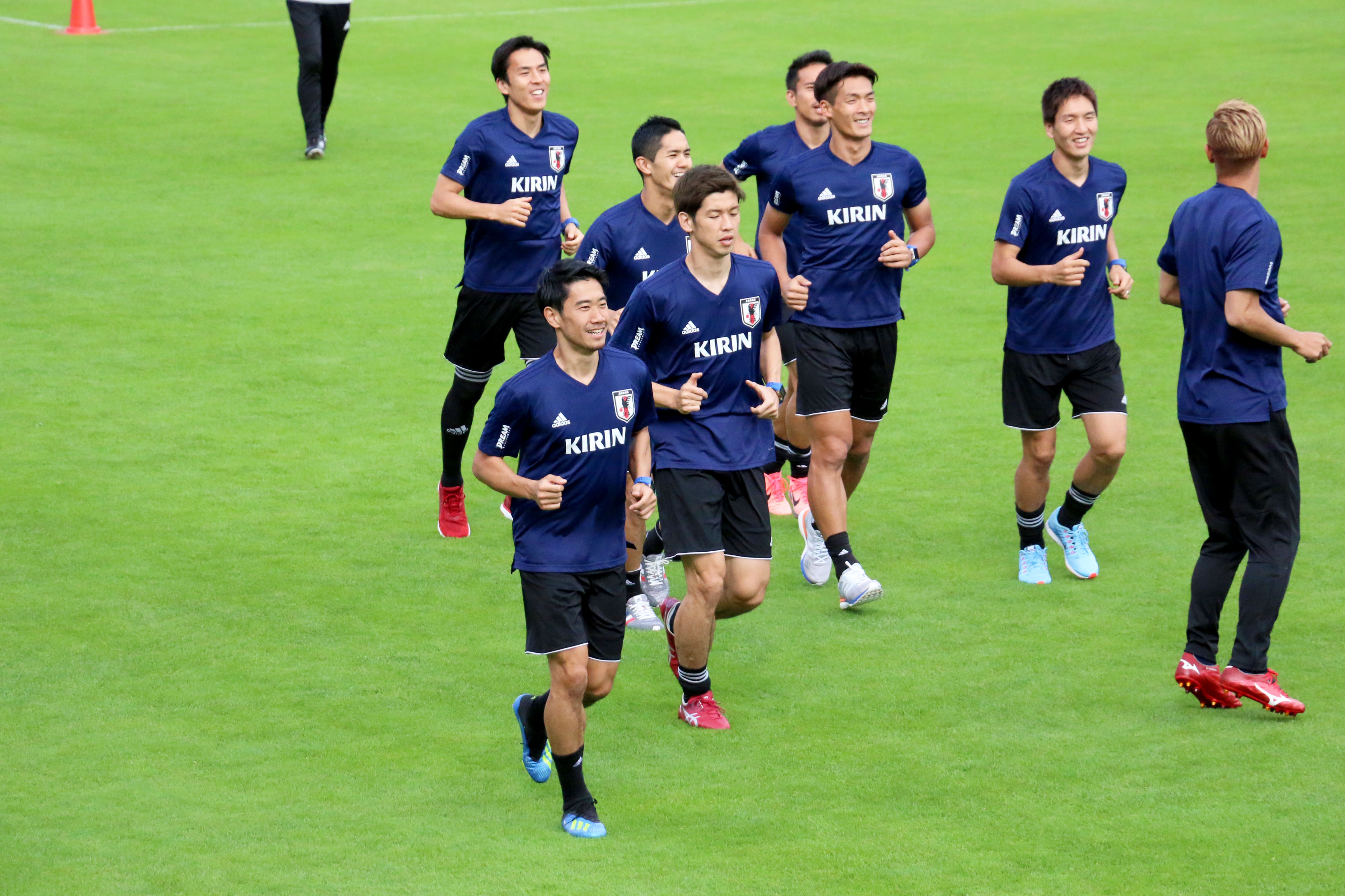 自然な笑顔が戻ってきた香川真司 練習後には微笑ましい一コマも サッカーキング