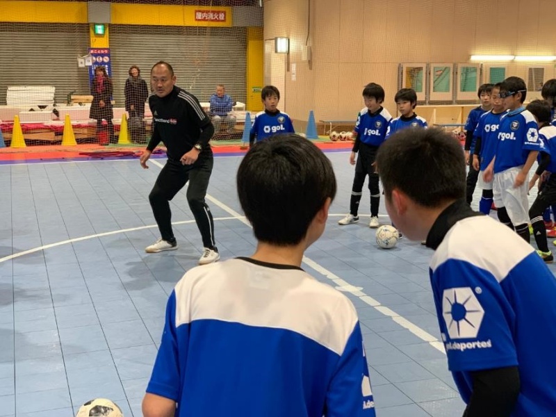 闘将 アッキー が子どもたちと笑顔でサッカー 秋田豊が練馬区のイベントに登場 サッカーキング