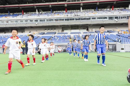 子どもたちの夢舞台に密着！ マンCと横浜FMの選手と入場＆日産スタジアムで試合 | サッカーキング