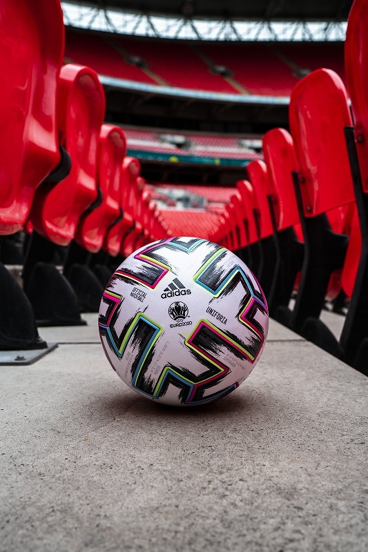 ユーロ公式球 ユニフォリア を発表 欧州12の開催都市を表現したデザインに サッカーキング