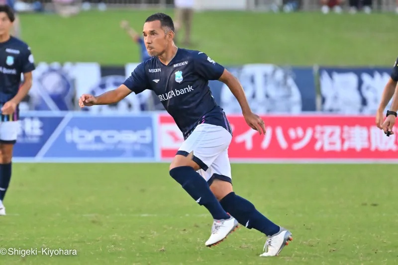 49歳MF伊東輝悦が沼津と契約更新…プロ32年目へ「楽しんでプレーしたい」 | サッカーキング