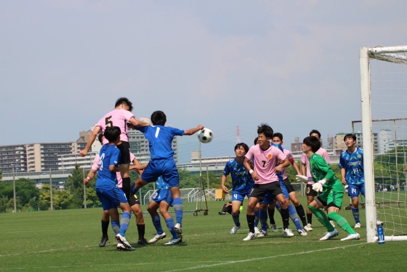 準々決勝の金光大阪戦。左CKから⑤國岡俊哉がヘディングシュート、値千金の決勝点を挙げた［写真］＝興國高校